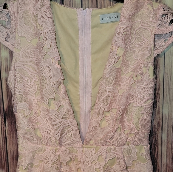 Lioness - XS - Pink Lace Casablanca Deep V Romper - NWT - Nude Lined - Picture 3 of 7